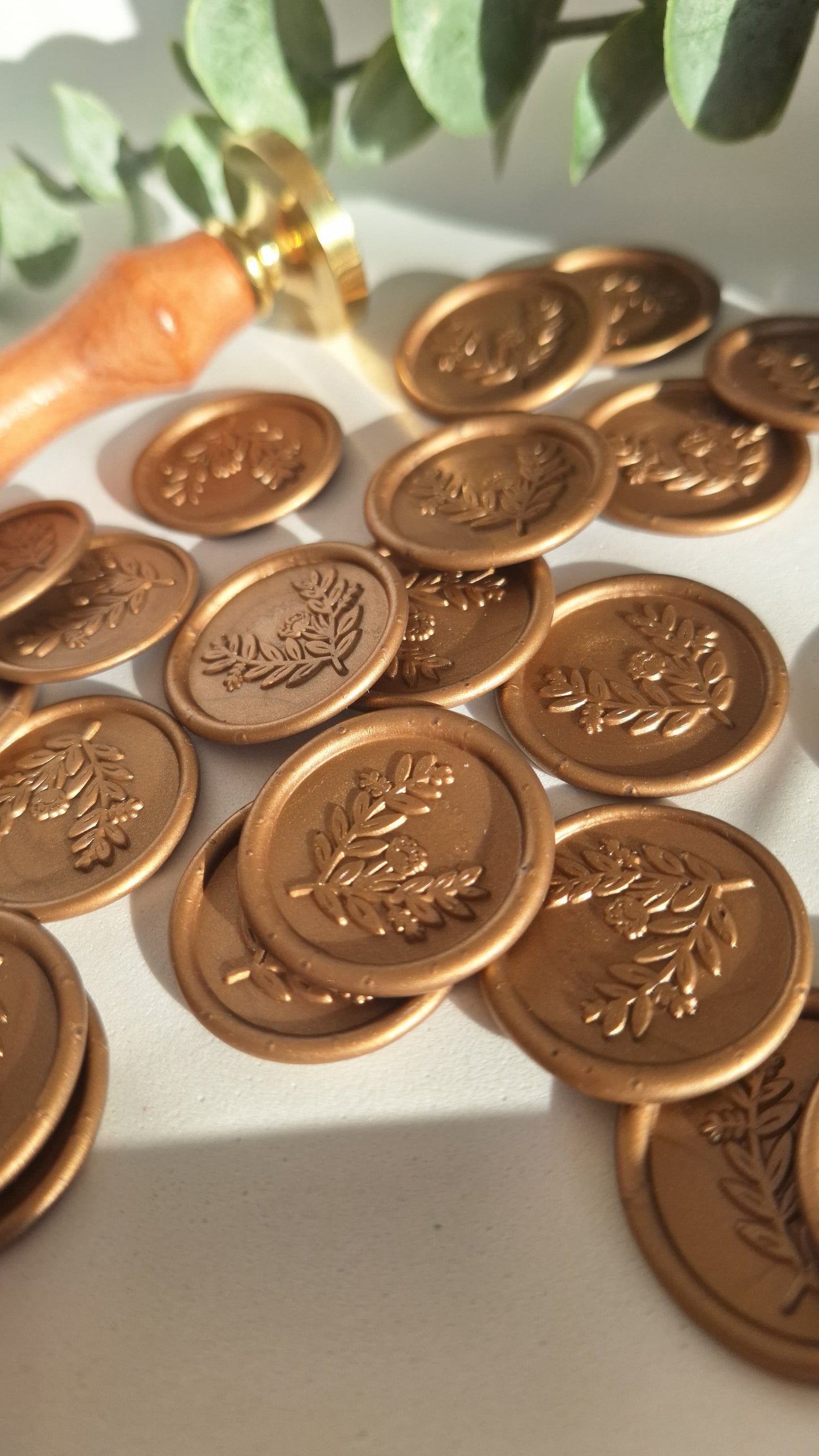 Set 50 sigilii ceară autoadezive cu model floral bronz