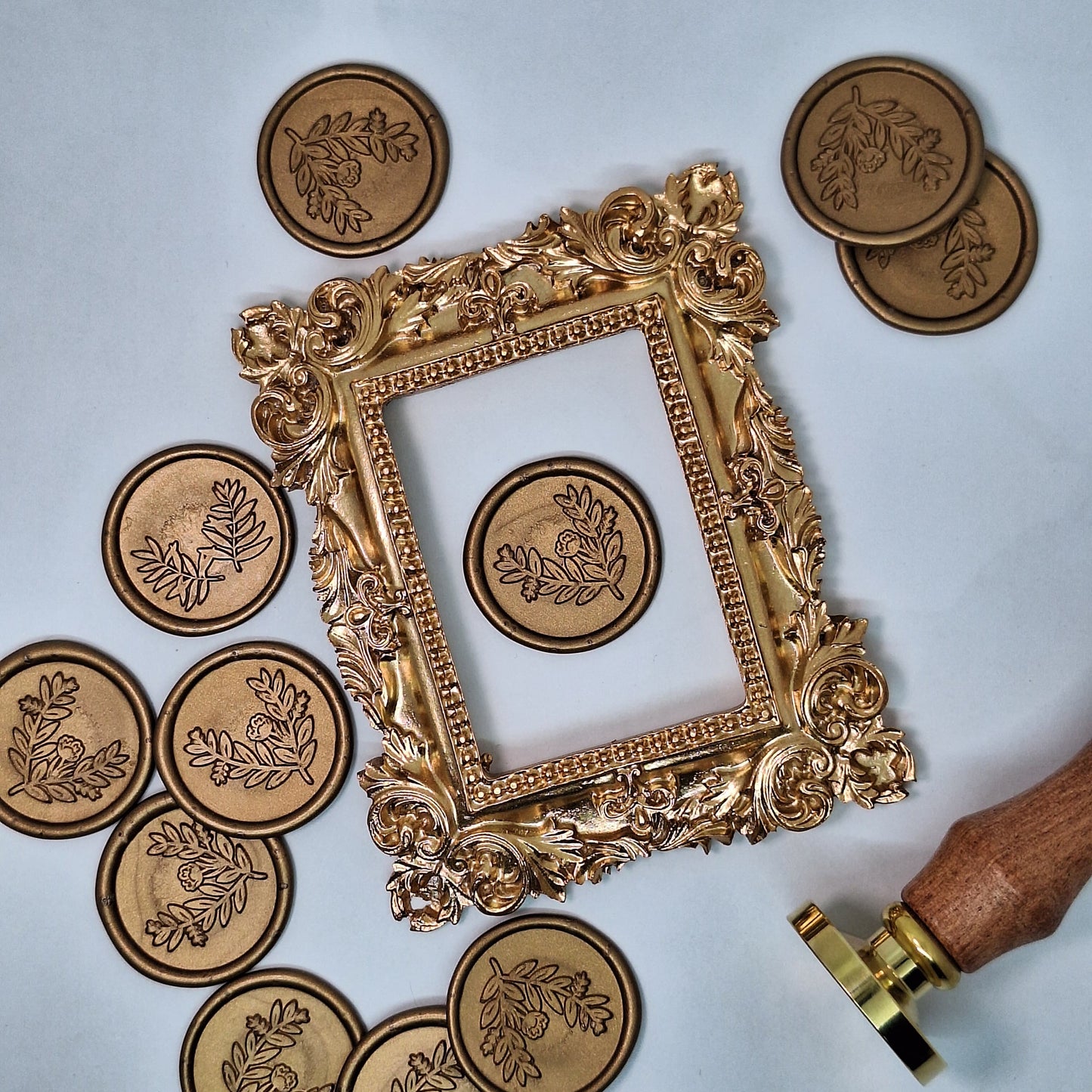 Set 50 sigilii ceară autoadezive cu model floral bronz